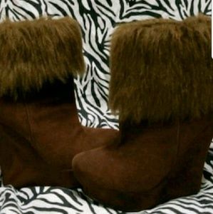 Kiss and Tell wedged booties with fur size 6